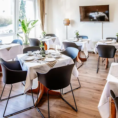 Bed & Breakfast Und Restaurant Gartenstadt 3*